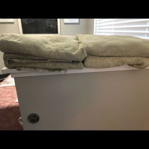 Four Utica green bath towels